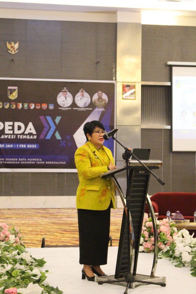 Kepala Bappeda Provinsi Sulteng Dr. Ir. Christina Shandra Tobondo, MT menjadi narasumber pada acara Forkkom Bappeda se-Sulteng